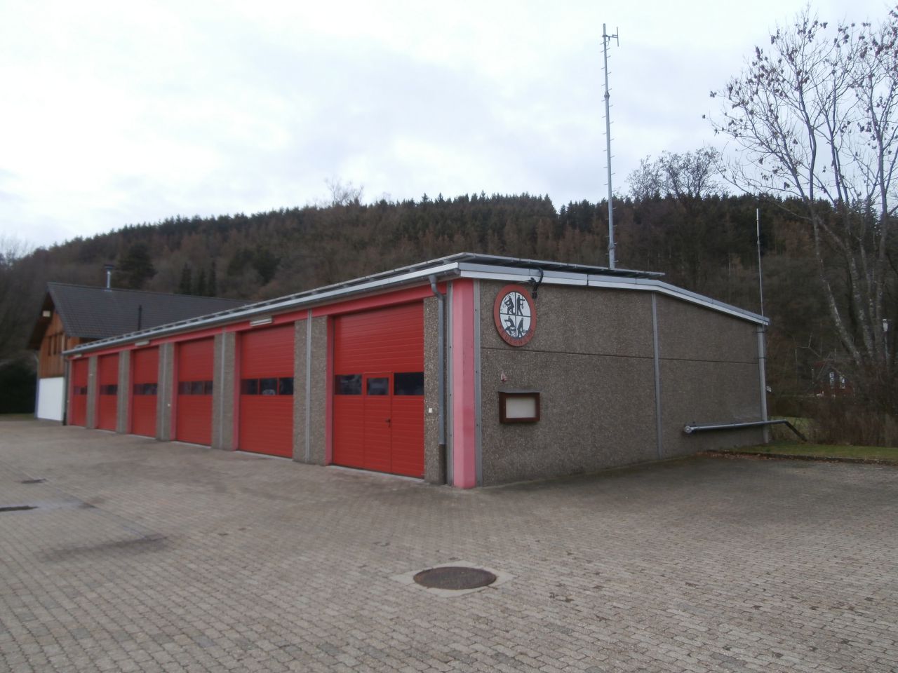 Jeder weiß, wo sich die Feuerwehrgerätehäuser in der Gemeinde befinden, so dass jemand der das Gerät benutzen will, nicht lange suchen muss.
