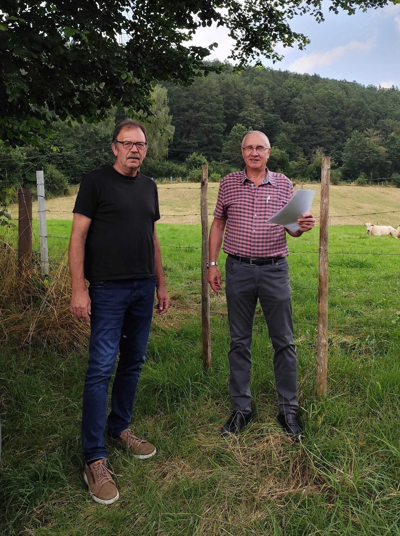 Grundschulsuche: Hier sind die beiden Ratsvertreter Peter Braun und Peter Rauw bei der durchgeführten Bereisung. Für beide ist ein Standort auf der grünen Wiese die opitimalste Lösung für einen möglichen Standort, da man dort nicht durch vorhandene Bebauung eingeengt ist.